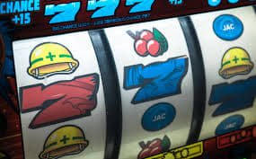 Màn hình game slot v8win với các cuộn biểu tượng đầy màu sắc trên điện thoại